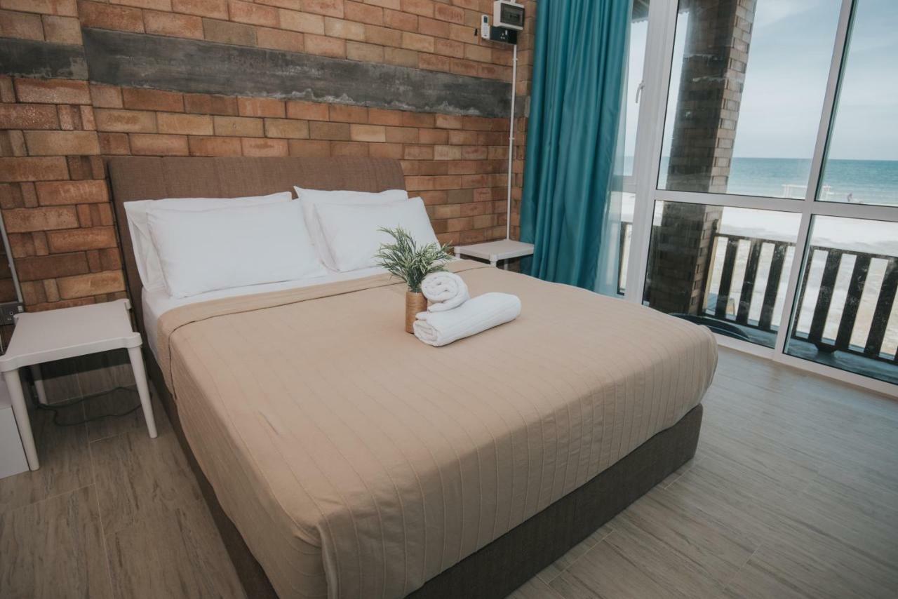 Ombak Deru Lodge Marang Bagian luar foto